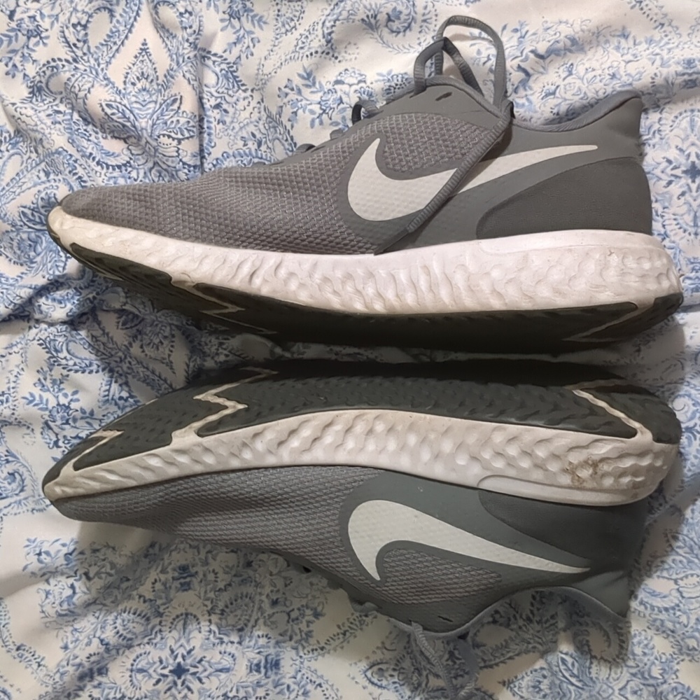 Nike Men's Revolution Shoe - Picture 3 of 7